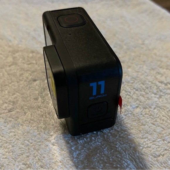 BRAND NEW NEVER USED-GOPRO HERO 11 SPECIAL BUNDLE PACKAGE WITH EXTRA ACC. - Picture 6 of 15